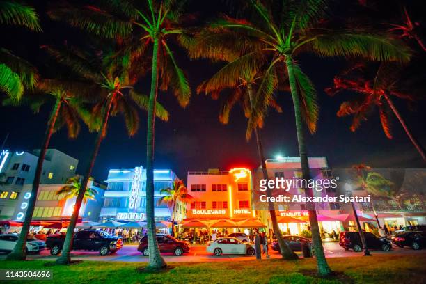 ocean drive and art deco district in south beach, miami at night, florida, usa - florida us state foto e immagini stock