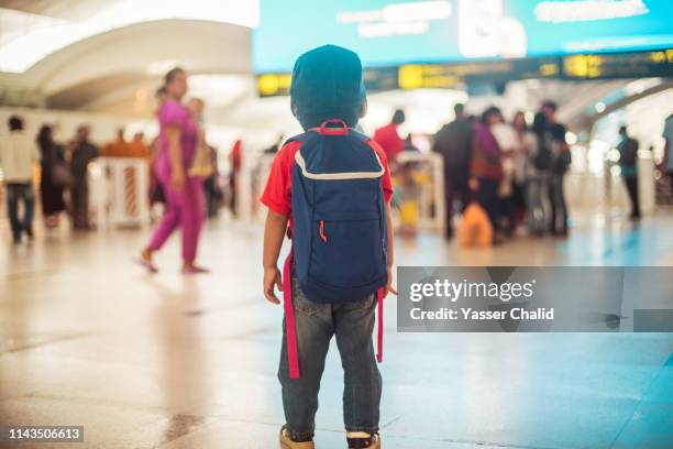 on person in a crowd - toddler at airport stock-fotos und bilder