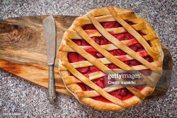 homemade strawberry pie - rhubarb imagens e fotografias de stock