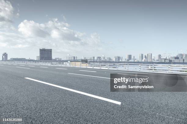 urban road in tokyo - odaiba tokyo stockfoto's en -beelden