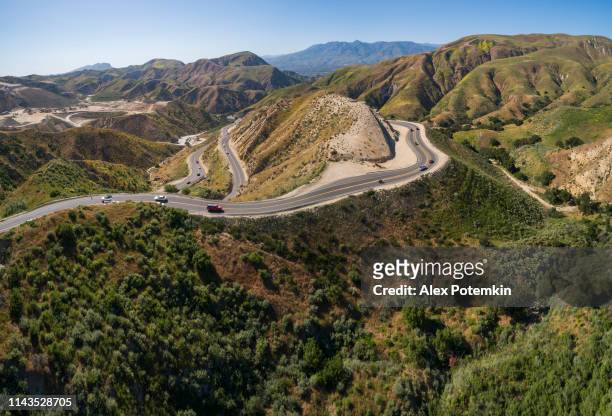 luchtfoto van de meanderende berg snelweg grimes canyon road in de buurt universiteit moorpark, californië. hoge resolutie gestikt panorama. - ventura county stockfoto's en -beelden