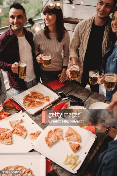 pizza 's nachts met vrienden op het dak - pizza italy restuarant stockfoto's en -beelden