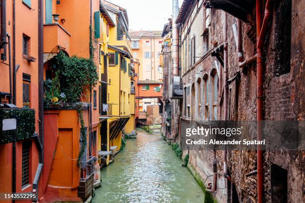 canale delle moline with colorful houses along the canal in bologna, italy - bologna stockfoto's en -beelden