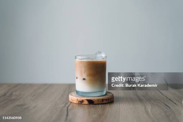 iced latte - カフェラテ ストックフォトと画像