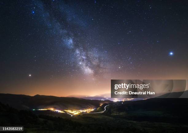 milky way over gran sasso, with planet mars, saturn and jupiter - áquila - fotografias e filmes do acervo