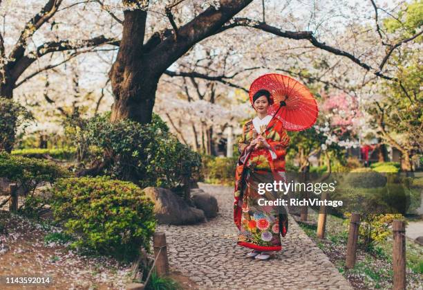 bella donna giapponese a kimono - kimono foto e immagini stock