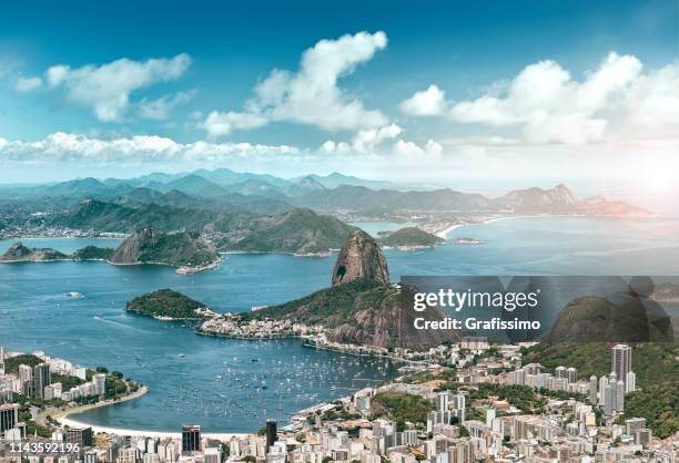 luftaufnahme von rio de janeiro brasilien mit guanabara bay und sugar loaf - rio de janeiro stock-fotos und bilder