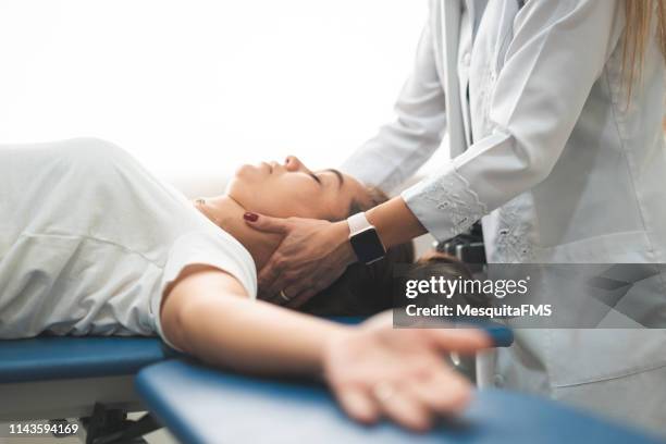 gpr-reeducación postural global, ajuste del cuello - osteópata fotografías e imágenes de stock