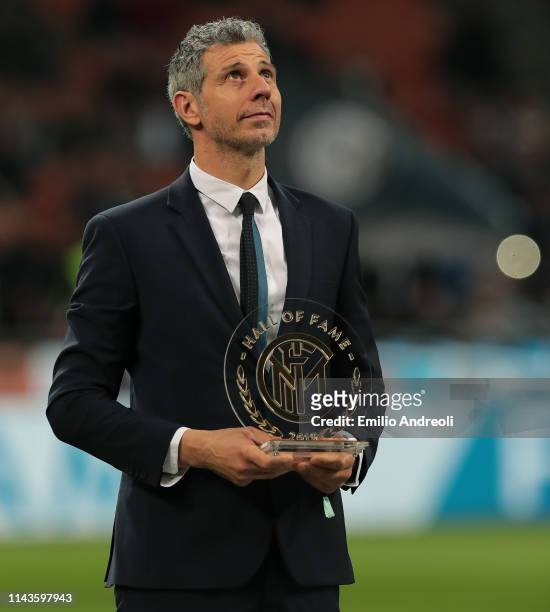 Internazionale former player Francesco Toldo holds the Hall of Fame prize prior to the Serie A match between FC Internazionale and Chievo at Stadio...