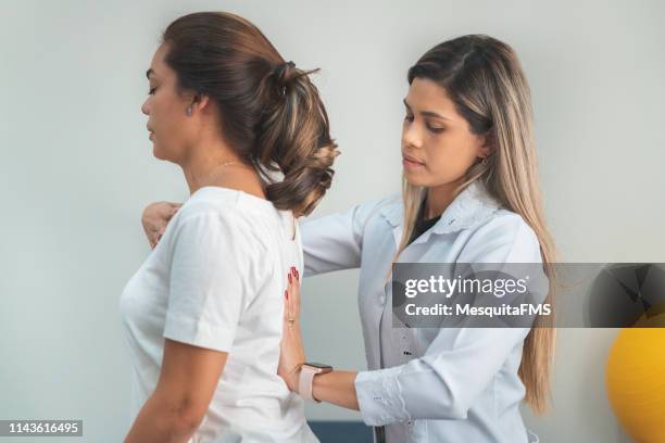 gpr-mondiale posturale re-onderwijs, het corrigeren van de patiënt houding - postuur stockfoto's en -beelden