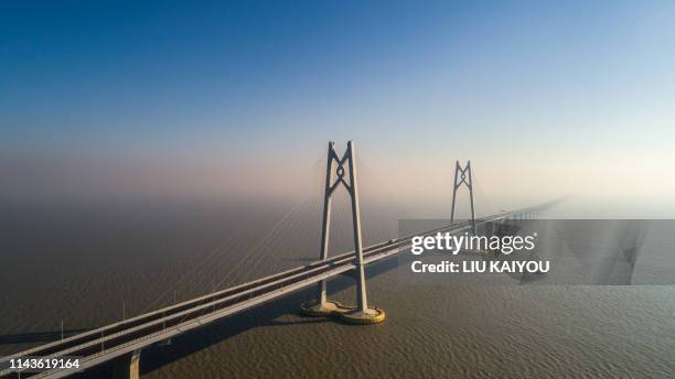 high angle huge modern bridge - high tech beauty stockfoto's en -beelden