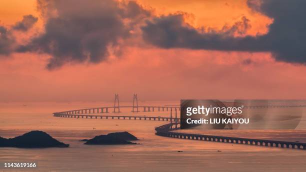 large bridge with beautiful sunset - zhuhai foto e immagini stock