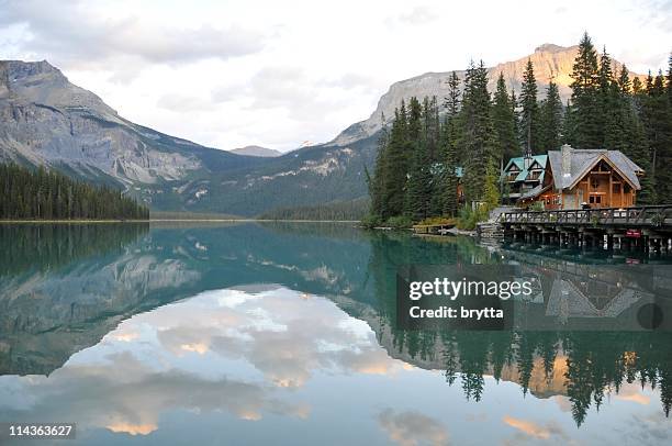 エメラルドグリーンの湖、ロッジ、yoho 国立公園、ブリティッシュコロンビア州（カナダ） - ヨーホー国立公園 ストックフォトと画像