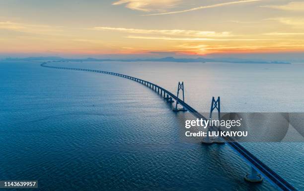 huge bridge with beautiful sunset hong kong-zhuhai-macau bridge - bridge - fotografias e filmes do acervo