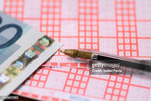 close-up of sports betting ticket, euro bills and pen - loteria fotografías e imágenes de stock