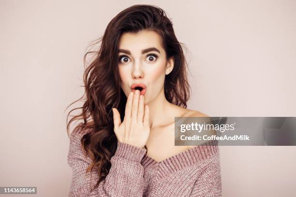 mooie vrouw met krullend haar - surprised face stockfoto's en -beelden