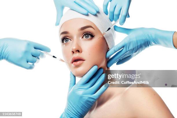 vrouw met gezichts injecties - plastic surgery stockfoto's en -beelden