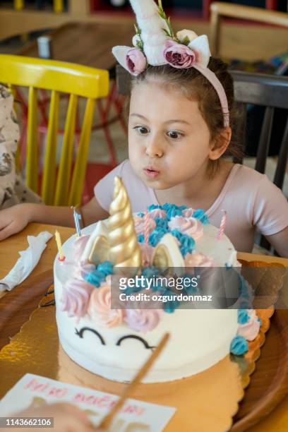 schattig klein meisje vieren verjaardag - wensen stockfoto's en -beelden
