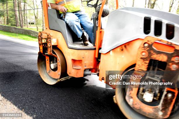 asphalt paving - asphalt paver foto e immagini stock