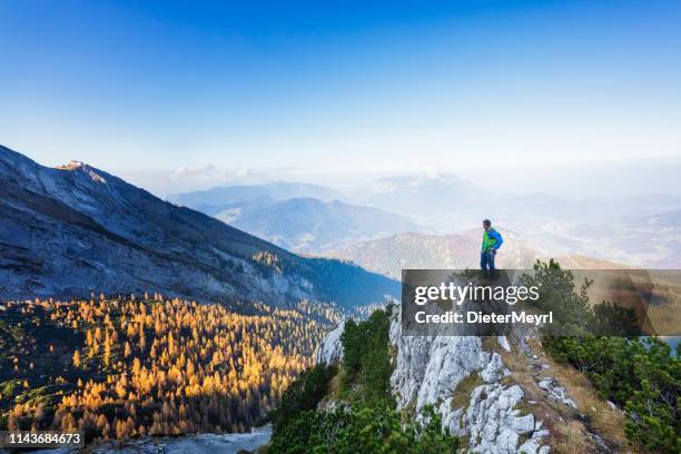 o montanhista bold (realce)-sozinho da rocha está estando na borda da rocha - berchtesgaden - fotografias e filmes do acervo