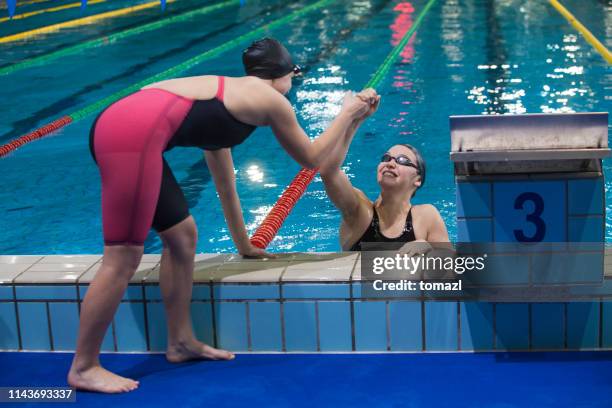 kvinnliga simmare gratulerar för seger - swimming tournament bildbanksfoton och bilder