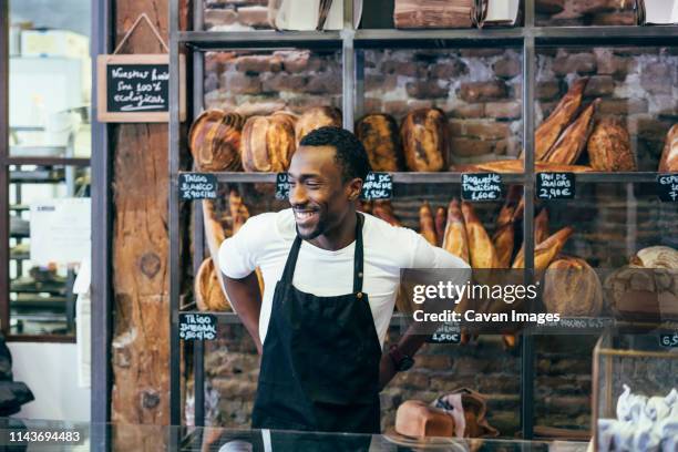 african man working in bread pastry. - supermarket bread stockfoto's en -beelden