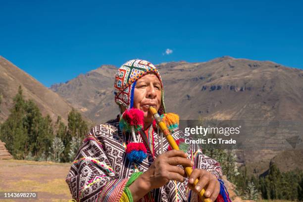 almohada Permanecer Rizado Hombre Mayor Vestir Ropa Tradicional Peruana Y Tocar La Flauta Foto de  stock - Getty Images