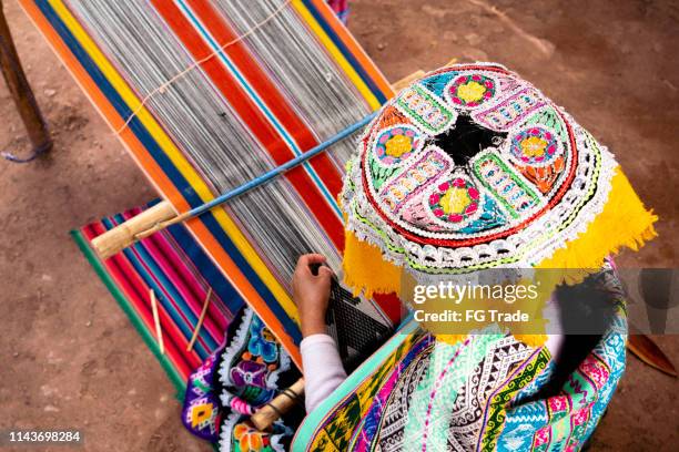 inka-frau webt alpakawolle - quechua stock-fotos und bilder