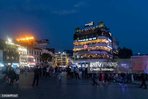 stadtleben in hanoi, vietnam - hanoi night stock-fotos und bilder