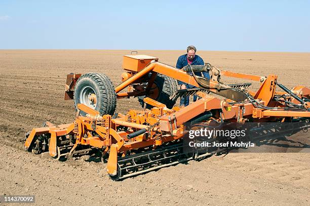 de campo con cultivator - harrow fotografías e imágenes de stock