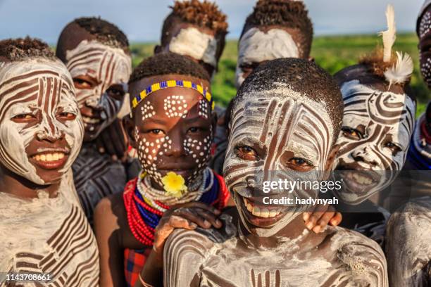 grupp lyckliga afrikanska barn, östafrika - karokultur bildbanksfoton och bilder