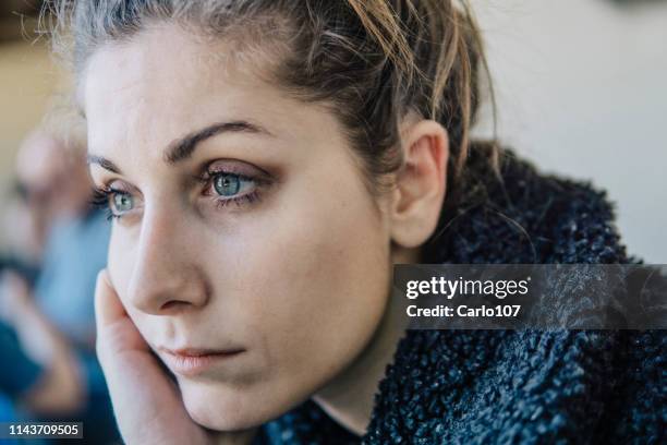 unruhige emotionen - psychiatrische klinik stock-fotos und bilder