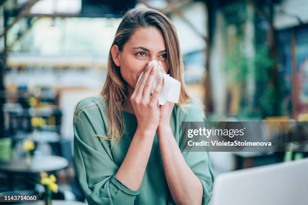alergia - handkerchief - fotografias e filmes do acervo