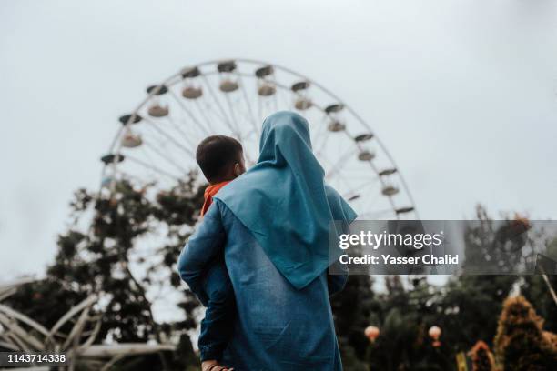 mother and son - muslim family foto e immagini stock
