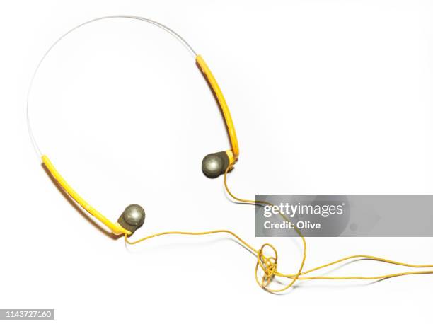 vintage yellow headphones with tangled yellow cable - personal cassette player stockfoto's en -beelden