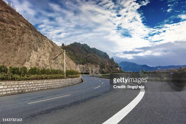 empty roads in china's mountainous areas - tar - fotografias e filmes do acervo