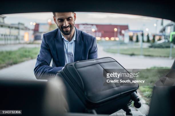 mann auf reisen - luggage trunk stock-fotos und bilder