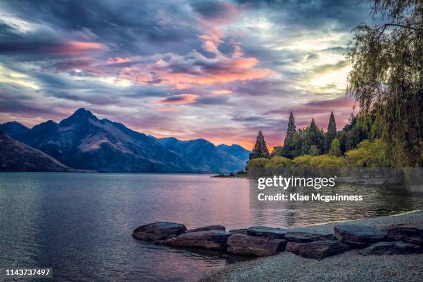 sunset in queenstown new zealand - queenstown new zealand foto e immagini stock