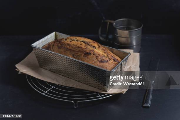 marble cake with icing sugar - wachspapiere stock-fotos und bilder