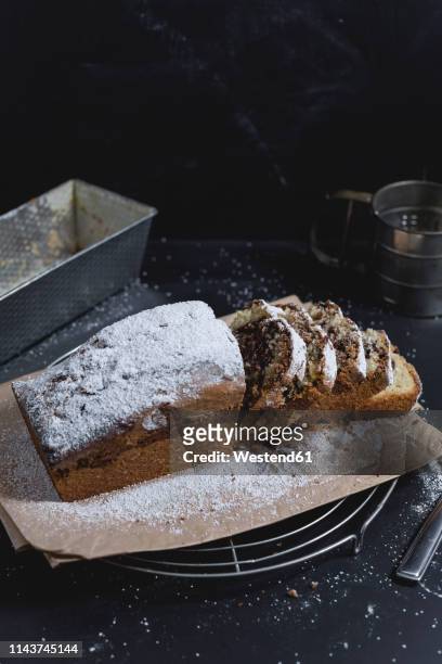marble cake with icing sugar, sliced - marmorkuchen stock-fotos und bilder
