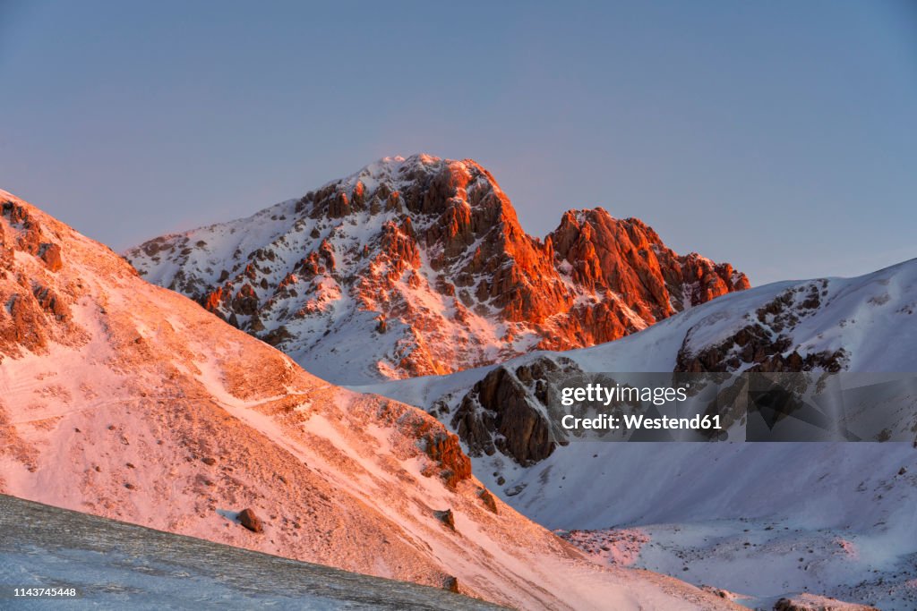 Italy, Abruzzo, Gran Sasso and Monti della Laga Park, Campo Imperatore, Corno Grande mountain at sunrise in winter