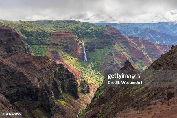 usa, hawaii, kaua'i, waimea canyon state park, view to waimea canyon, waipo'o falls - waimea canyon state park stock pictures, royalty-free photos & images