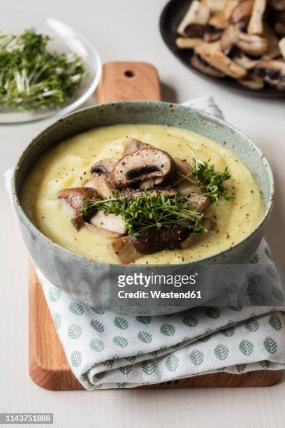 creamy potato celery soup - apio nabo fotografías e imágenes de stock