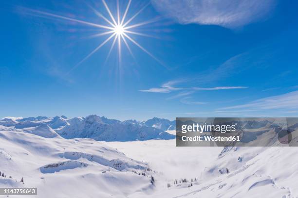 germany, allgaeu alps, panoramic view from zeigersattel to cloud-covered seealpsee with hoefats in the background - neve profunda imagens e fotografias de stock