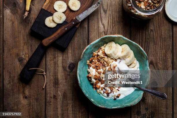 chocolate coconut granola with bananas and yogurt - frühstück von oben stock-fotos und bilder
