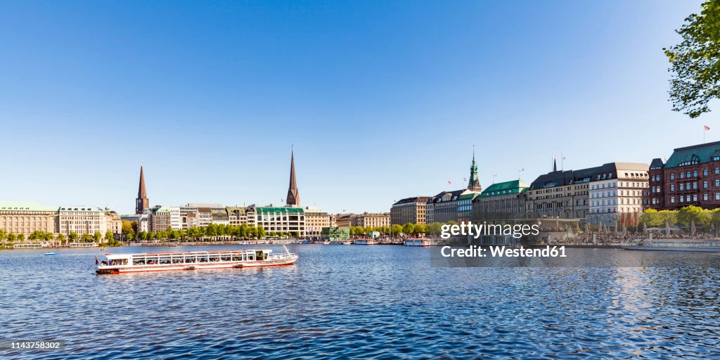 Germany, Hamburg, cityscape with Binnenalster and Jungfernstieg