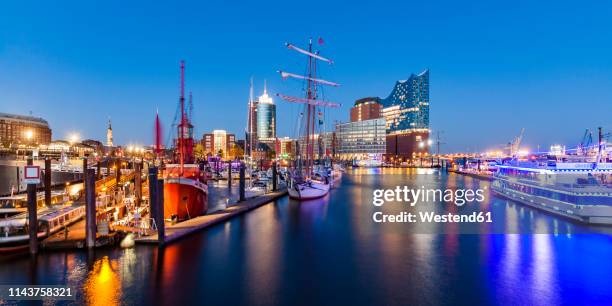 germany, hamburg, hafencity, elbe philharmonic hall and harbor at night - hamburger hafen stock-fotos und bilder