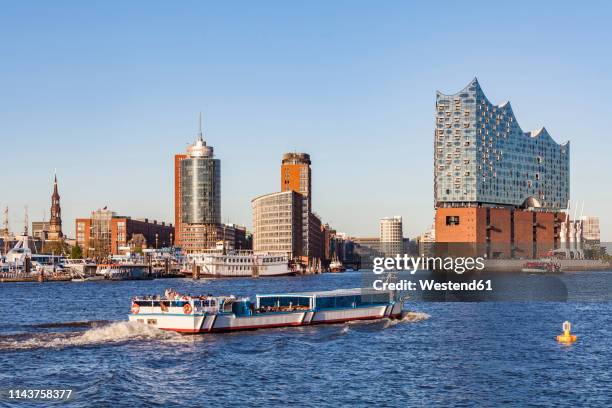 germany, hamburg, cityscape with elbe philharmonic hall and tourboat on the elbe - hafencity hamburg stock-fotos und bilder