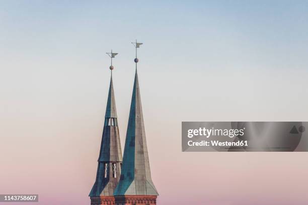 germany, nuremberg, spires of st. sebaldus church in the evening - turmspitze stock-fotos und bilder