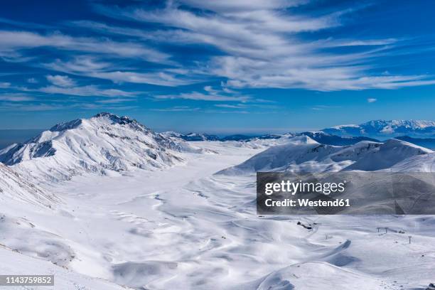 italy, abruzzo, gran sasso e monti della laga, campo imperatore plateau in winter - coberto de neve imagens e fotografias de stock